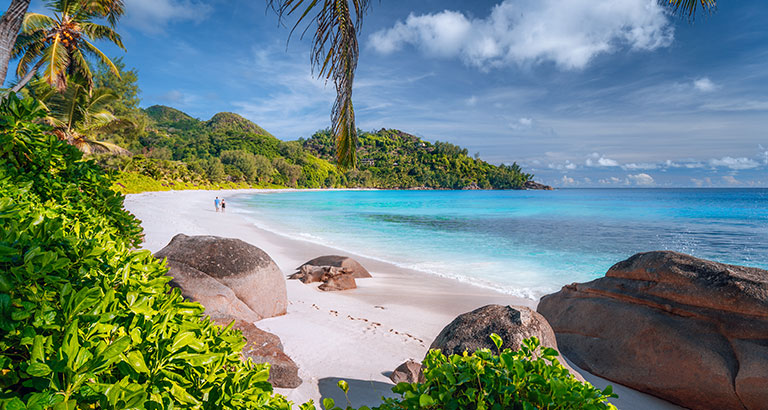 Pareja paseandopor la playa en la isla de Mahe, Seychelles