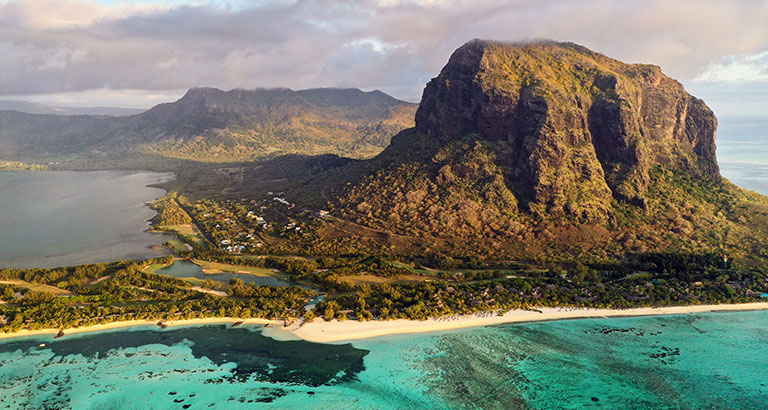 Vista aérea de la isla de Mauricio en el Océano Índico y la playa Le Morne-Brabant