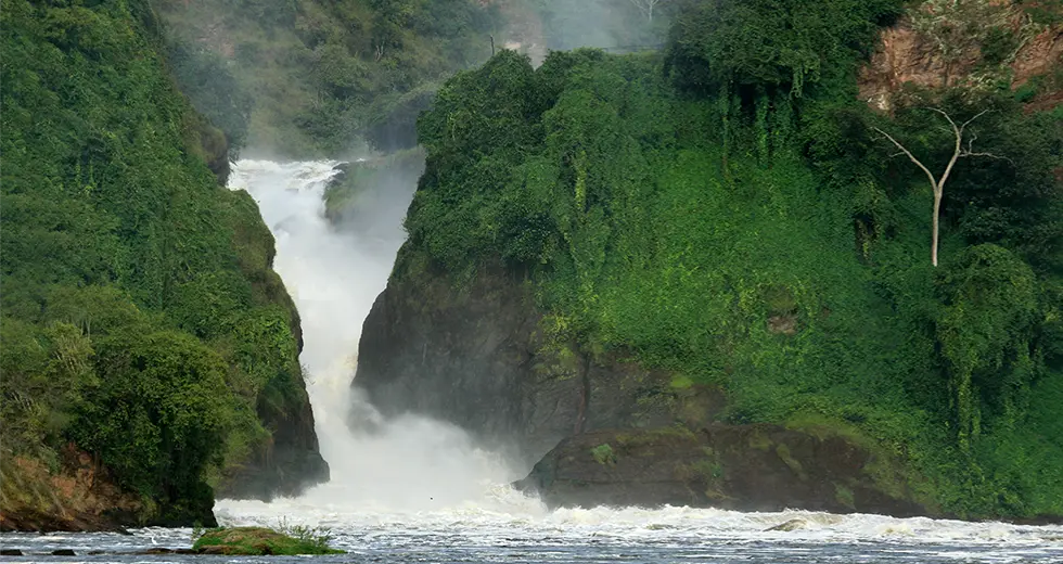 Catarata y rio en el Parque Nacional Murchison Falls, Uganda